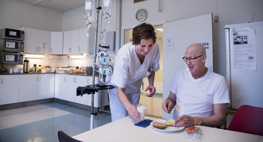 Per-Morten Foss får mat servert på Radiumhospitalet