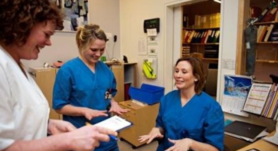 Bildet viser to sykepleiere som viser frem hender uten ringer.