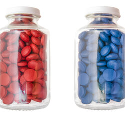 bildet viser et pilleglass med røde og et med blå piller