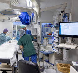 Bildet viser sykepleiere som gjør klar en operasjonsstue.
