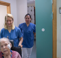 Bildet viser helsearbeidere på Skjervøy sykehjem